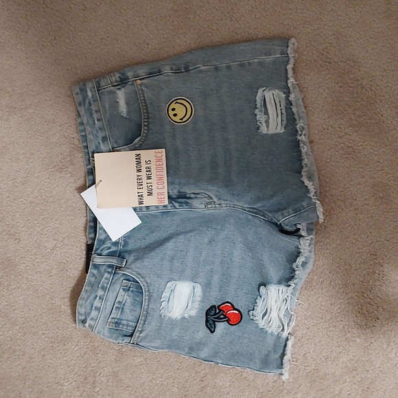 Angel Kiss High Rise Patch Detail Shorts - Picture 1 of 4